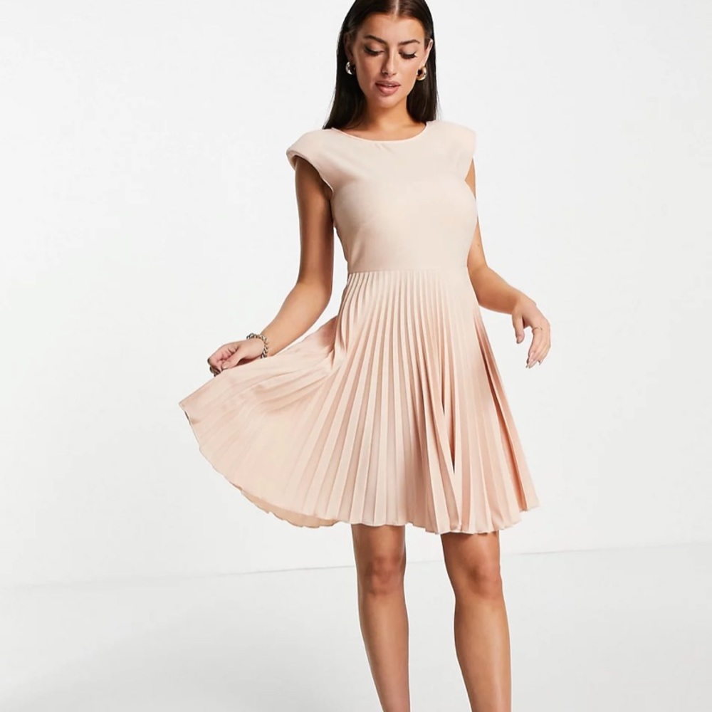 Perfect wedding guest dress! Closet London peach pleated mini dress - US10 NWT!